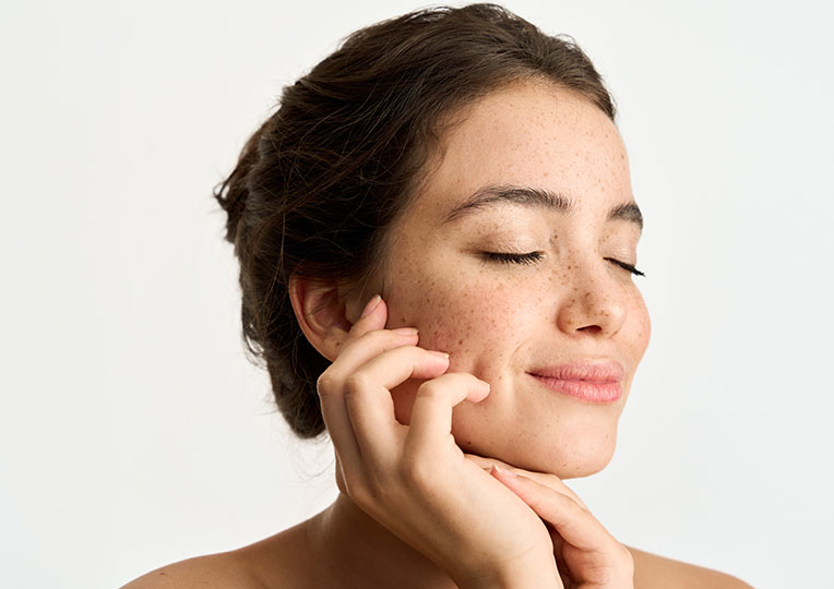 Articol Yourskin Ai rămas cu pete pigmentare după sezonul cald Iată 3 sfaturi de îngrijire a pielii de la medicii dermatologi