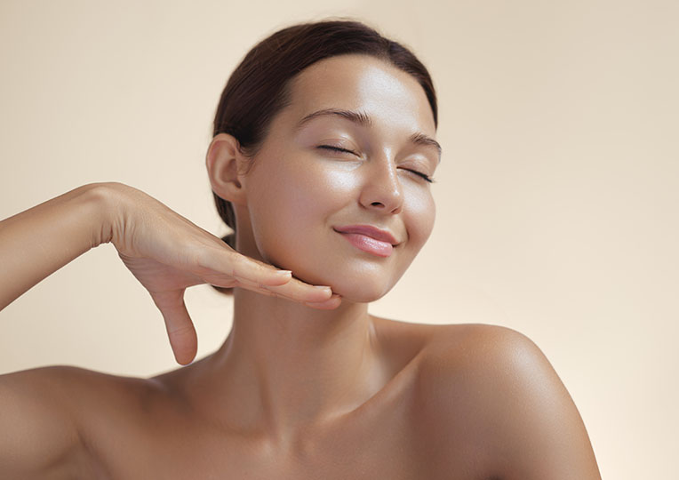 Articol Yourskin - Top 3 ingrediente care te ajută să ai mereu un ten hidratat Alege cu atenție produsele de skincare